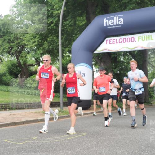 29.06.2025 - hella hamburg halbmarathon KatJ http://msf.ph/oto/8374409 29.06.2025 10:24:12 Zwischen KM18-KM19 1344, 4050, 4740, 7466 meine-sportfotos.de