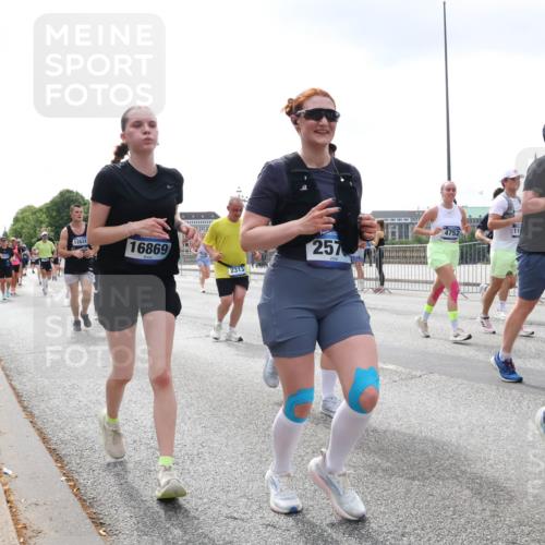 29.06.2025 - hella hamburg halbmarathon Lena Gebhardt http://msf.ph/oto/8374411 29.06.2025 10:39:55 Lombardsbrücke 12631, 16869, 4752, 257, 104, 4298, 1058, 1076, 1291, 1586, 1691, 1899, 2019, 2254, 2313, 2578, 2866, 2888, 2976, 3046, 3515, 3607, 3808, 3882, 3883, 3884, 4173, 4298, 4471, 4609, 4752, 5045, 5229, 5263, 5654, 5701, 5877, 5901, 6097, 6321, 6427, 6428, 6548, 6698, 6719, 6726, 6739, 6750, 6890, 6920, 7045, 7053, 7125, 7199, 7429, 7455, 7456, 8107, 8612, 8995, 9569, 9698, 9747, 9777, 10441 meine-sportfotos.de