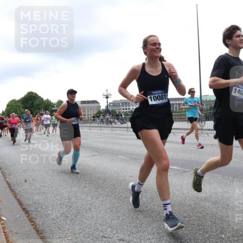 29.06.2025 - hella hamburg halbmarathon Lena Gebhardt http://msf.ph/oto/8374462 29.06.2025 10:49:05 Lombardsbrücke 437, 10081, 15150, 1462, 1112, 1167, 1525, 1584, 2067, 2160, 2395, 2437, 2438, 2527, 2541, 2713, 2716, 2792, 2927, 3070, 3086, 3215, 3232, 3253, 4403, 4525, 4527, 4589, 4809, 5010, 5118, 5463, 5479, 5480, 5551, 6015, 6437, 6566, 6979, 6989, 7062, 7203, 7931, 7936, 7947, 7948, 8549, 8719, 9245, 9341, 9359, 9552, 10033, 10038, 10081, 10130, 10204, 10366, 10479, 10524, 10654, 10656, 10782, 10785, 11000, 11031, 11192, 11364, 11365, 13845, 16701 meine-sportfotos.de