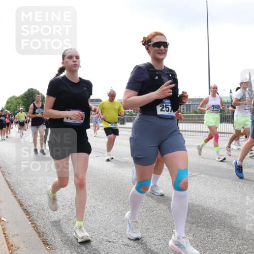 29.06.2025 - hella hamburg halbmarathon Lena Gebhardt http://msf.ph/oto/8374472 29.06.2025 10:39:55 Lombardsbrücke 12631, 2313, 257, 104, 1166, 4752, 1058, 1076, 1291, 1586, 1691, 1899, 2019, 2254, 2313, 2578, 2866, 2888, 2976, 3046, 3515, 3607, 3808, 3882, 3883, 3884, 4173, 4298, 4471, 4609, 4752, 5045, 5229, 5263, 5654, 5701, 5877, 5901, 6097, 6321, 6427, 6428, 6548, 6698, 6719, 6726, 6739, 6750, 6890, 6920, 7045, 7053, 7125, 7199, 7429, 7455, 7456, 8107, 8612, 8995, 9569, 9698, 9747, 9777, 10441 meine-sportfotos.de