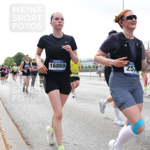 29.06.2025 - hella hamburg halbmarathon Lena Gebhardt http://msf.ph/oto/8374527 29.06.2025 10:39:55 Lombardsbrücke 12631, 3612, 16869, 2313, 257, 1664, 1058, 1076, 1291, 1586, 1691, 1899, 2019, 2254, 2313, 2578, 2866, 2888, 2976, 3046, 3515, 3607, 3808, 3882, 3883, 3884, 4173, 4298, 4471, 4609, 4752, 5045, 5229, 5263, 5654, 5701, 5877, 5901, 6097, 6321, 6427, 6428, 6548, 6698, 6719, 6726, 6739, 6750, 6890, 6920, 7045, 7053, 7125, 7199, 7429, 7455, 7456, 8107, 8612, 8995, 9569, 9698, 9747, 9777, 10441 meine-sportfotos.de