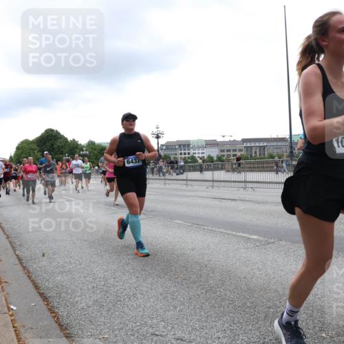 29.06.2025 - hella hamburg halbmarathon Lena Gebhardt http://msf.ph/oto/8374529 29.06.2025 10:49:05 Lombardsbrücke 6437, 100, 1167, 1525, 1584, 2067, 2160, 2395, 2437, 2438, 2527, 2541, 2713, 2716, 2792, 2927, 3070, 3086, 3215, 3232, 3253, 4403, 4525, 4527, 4589, 4809, 5010, 5118, 5463, 5479, 5480, 5551, 6015, 6437, 6566, 6979, 6989, 7062, 7203, 7931, 7936, 7947, 7948, 8549, 8719, 9245, 9341, 9359, 9552, 10033, 10038, 10081, 10130, 10204, 10366, 10479, 10524, 10654, 10656, 10782, 10785, 11000, 11031, 11192, 11364, 11365, 13845, 16701 meine-sportfotos.de