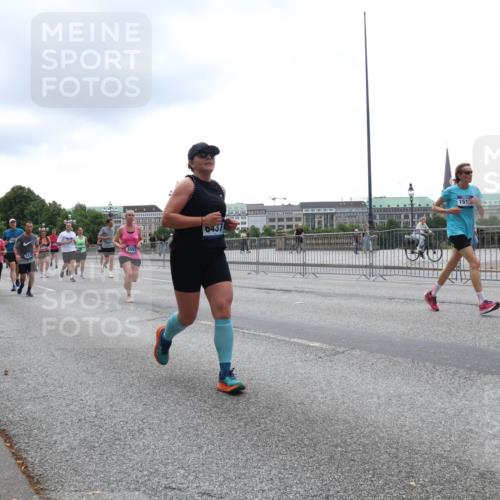 29.06.2025 - hella hamburg halbmarathon Lena Gebhardt http://msf.ph/oto/8374667 29.06.2025 10:49:05 Lombardsbrücke 5480, 5551, 0437, 151, 1167, 1525, 1584, 2067, 2160, 2395, 2437, 2438, 2527, 2541, 2713, 2716, 2792, 2927, 3070, 3086, 3215, 3232, 3253, 4403, 4525, 4527, 4589, 4809, 5010, 5118, 5463, 5479, 5480, 5551, 6015, 6437, 6566, 6979, 6989, 7062, 7203, 7931, 7936, 7947, 7948, 8549, 8719, 9245, 9341, 9359, 9552, 10033, 10038, 10081, 10130, 10204, 10366, 10479, 10524, 10654, 10656, 10782, 10785, 11000, 11031, 11192, 11364, 11365, 13845, 16701 meine-sportfotos.de