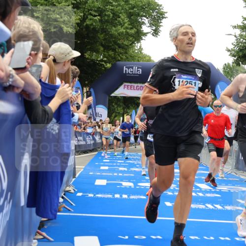 29.06.2025 - hella hamburg halbmarathon Strokosch-Dieckow http://msf.ph/oto/8374715 29.06.2025 10:48:31 Ziel 1163, 1176, 2213, 3747, 4553, 5362, 5421, 6081, 9262, 9538, 10000, 10859, 10860, 11451, 11579, 12149, 12549, 12690, 12840, 13962, 14033, 14990, 15573, 15808, 15917, 17395, 17855, 18251, 18790, 18815, 18923 meine-sportfotos.de