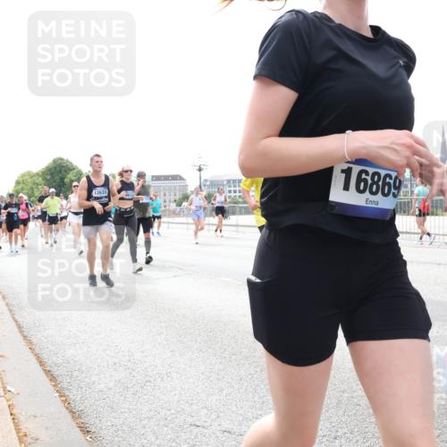 29.06.2025 - hella hamburg halbmarathon Lena Gebhardt http://msf.ph/oto/8374732 29.06.2025 10:39:56 Lombardsbrücke 12631, 16869, 1198, 1058, 1076, 1291, 1586, 1691, 1899, 2019, 2254, 2313, 2578, 2866, 2888, 2976, 3046, 3515, 3607, 3808, 3882, 3883, 3884, 4173, 4298, 4471, 4609, 4752, 5045, 5229, 5263, 5654, 5701, 5877, 5901, 6097, 6321, 6427, 6428, 6548, 6698, 6719, 6726, 6739, 6750, 6890, 6920, 7045, 7053, 7125, 7199, 7429, 7455, 7456, 8107, 8612, 8995, 9569, 9698, 9747, 9777, 10441 meine-sportfotos.de