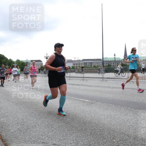 29.06.2025 - hella hamburg halbmarathon Lena Gebhardt http://msf.ph/oto/8374741 29.06.2025 10:49:05 Lombardsbrücke 1167, 1525, 1584, 2067, 2160, 2395, 2437, 2438, 2527, 2541, 2713, 2716, 2792, 2927, 3070, 3086, 3215, 3232, 3253, 4403, 4525, 4527, 4589, 4809, 5010, 5118, 5463, 5479, 5480, 5551, 6015, 6437, 6566, 6979, 6989, 7062, 7203, 7931, 7936, 7947, 7948, 8549, 8719, 9245, 9341, 9359, 9552, 10033, 10038, 10081, 10130, 10204, 10366, 10479, 10524, 10654, 10656, 10782, 10785, 11000, 11031, 11192, 11364, 11365, 13845, 16701 meine-sportfotos.de