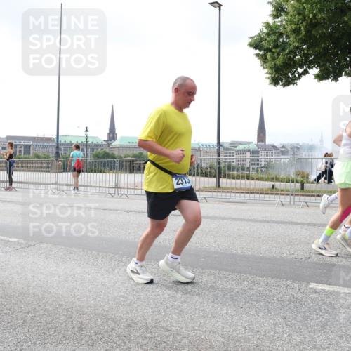 29.06.2025 - hella hamburg halbmarathon Lena Gebhardt http://msf.ph/oto/8375002 29.06.2025 10:39:57 Lombardsbrücke 12, 2313, 1058, 1076, 1291, 1586, 1691, 1899, 2019, 2254, 2313, 2572, 2578, 2866, 2888, 2976, 3046, 3237, 3515, 3607, 3808, 3882, 3883, 3884, 4173, 4271, 4298, 4471, 4609, 4752, 5045, 5229, 5263, 5654, 5701, 5877, 5901, 6097, 6321, 6427, 6428, 6548, 6698, 6719, 6726, 6739, 6750, 6890, 6920, 7045, 7053, 7125, 7199, 7429, 7455, 7456, 8107, 8612, 8995, 9569, 9698, 9747, 9777, 10441 meine-sportfotos.de