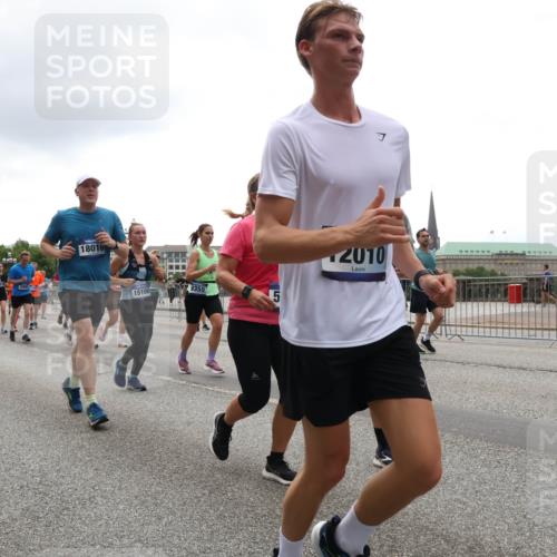 29.06.2025 - hella hamburg halbmarathon Lena Gebhardt http://msf.ph/oto/8375044 29.06.2025 10:49:10 Lombardsbrücke 6566, 3253, 18016, 15100, 9359, 5, 2010, 1525, 2067, 2160, 2395, 2437, 2438, 2527, 2541, 2713, 2792, 2927, 3070, 3086, 3183, 3215, 3232, 3253, 3383, 4403, 4525, 4527, 4589, 4769, 4809, 5010, 5106, 5118, 5463, 5479, 5480, 5551, 6015, 6437, 6566, 6979, 6989, 7062, 7203, 7301, 7931, 7936, 8549, 9245, 9261, 9341, 9359, 9552, 10033, 10038, 10081, 10130, 10333, 10366, 10479, 10524, 10654, 10656, 10782, 10785, 11000, 11031, 11192, 11364, 11365, 11558 meine-sportfotos.de