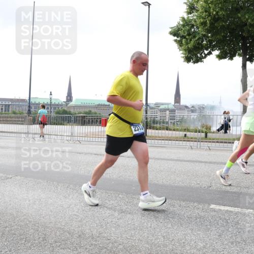 29.06.2025 - hella hamburg halbmarathon Lena Gebhardt http://msf.ph/oto/8375067 29.06.2025 10:39:57 Lombardsbrücke 2313, 1058, 1076, 1291, 1586, 1691, 1899, 2019, 2254, 2313, 2572, 2578, 2866, 2888, 2976, 3046, 3237, 3515, 3607, 3808, 3882, 3883, 3884, 4173, 4271, 4298, 4471, 4609, 4752, 5045, 5229, 5263, 5654, 5701, 5877, 5901, 6097, 6321, 6427, 6428, 6548, 6698, 6719, 6726, 6739, 6750, 6890, 6920, 7045, 7053, 7125, 7199, 7429, 7455, 7456, 8107, 8612, 8995, 9569, 9698, 9747, 9777, 10441 meine-sportfotos.de