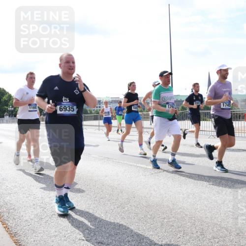 29.06.2025 - hella hamburg halbmarathon Lena Gebhardt http://msf.ph/oto/8375099 29.06.2025 10:15:08 Lombardsbrücke 2140, 11683, 6935, 4499, 1296, 2281, 1745, 1071, 1296, 1379, 1524, 1575, 1745, 2046, 2140, 2281, 2601, 2690, 2720, 3025, 3454, 3507, 3509, 3513, 3650, 3691, 3844, 4495, 4641, 5191, 5271, 5608, 5800, 5981, 5986, 6181, 6248, 6317, 6935, 7195, 7439, 7452, 7809, 7810, 7881, 8055, 8237, 8239, 8256, 8275, 8522, 8563, 8609, 8755, 8854, 9113, 9173, 9307, 9423, 9556, 9663, 9709, 9847, 9911, 9975, 9997, 10391, 10589, 10717, 10858, 10963, 11271, 11598, 13453, 13500, 15150, 15740 meine-sportfotos.de