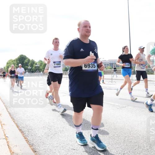 29.06.2025 - hella hamburg halbmarathon Lena Gebhardt http://msf.ph/oto/8375132 29.06.2025 10:15:08 Lombardsbrücke 2140, 11683, 6935, 4495, 12634, 1296, 1071, 1296, 1379, 1524, 1575, 1745, 2046, 2140, 2281, 2601, 2690, 2720, 3025, 3454, 3507, 3509, 3513, 3650, 3691, 3844, 4495, 4641, 5191, 5271, 5608, 5800, 5981, 5986, 6181, 6248, 6317, 6935, 7195, 7439, 7452, 7809, 7810, 7881, 8055, 8237, 8239, 8256, 8275, 8522, 8563, 8609, 8755, 8854, 9113, 9173, 9307, 9423, 9556, 9663, 9709, 9847, 9911, 9975, 9997, 10391, 10589, 10717, 10858, 10963, 11271, 11598, 13453, 13500, 15150, 15740 meine-sportfotos.de