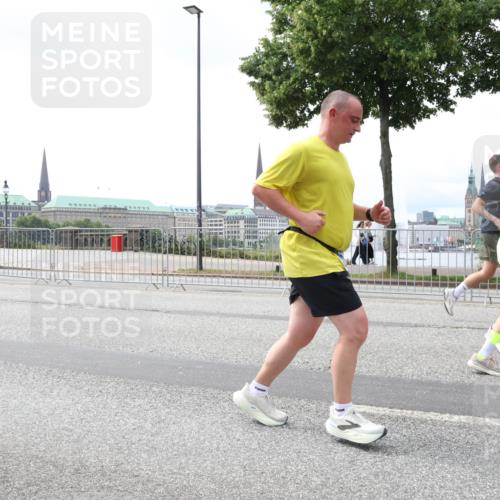29.06.2025 - hella hamburg halbmarathon Lena Gebhardt http://msf.ph/oto/8375263 29.06.2025 10:39:57 Lombardsbrücke 1058, 1076, 1291, 1586, 1691, 1899, 2019, 2254, 2313, 2572, 2578, 2866, 2888, 2976, 3046, 3237, 3515, 3607, 3808, 3882, 3883, 3884, 4173, 4271, 4298, 4471, 4609, 4752, 5045, 5229, 5263, 5654, 5701, 5877, 5901, 6097, 6321, 6427, 6428, 6548, 6698, 6719, 6726, 6739, 6750, 6890, 6920, 7045, 7053, 7125, 7199, 7429, 7455, 7456, 8107, 8612, 8995, 9569, 9698, 9747, 9777, 10441 meine-sportfotos.de