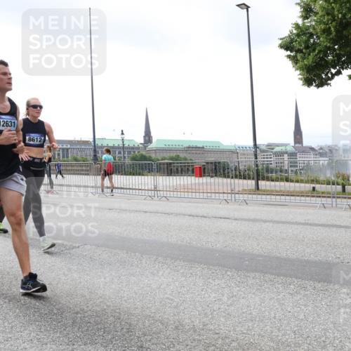 29.06.2025 - hella hamburg halbmarathon Lena Gebhardt http://msf.ph/oto/8375340 29.06.2025 10:39:58 Lombardsbrücke 12631, 8612, 1058, 1076, 1291, 1586, 1691, 1899, 2019, 2254, 2313, 2515, 2572, 2578, 2866, 2888, 2976, 3046, 3237, 3515, 3607, 3808, 3882, 3883, 3884, 4173, 4271, 4298, 4471, 4609, 4752, 5045, 5229, 5263, 5654, 5701, 5877, 5901, 6097, 6427, 6428, 6548, 6698, 6719, 6726, 6739, 6750, 6866, 6876, 6890, 6920, 7045, 7053, 7125, 7174, 7199, 7429, 7455, 7456, 7675, 7850, 8107, 8612, 8995, 9569, 9698, 9747, 9777, 10441 meine-sportfotos.de