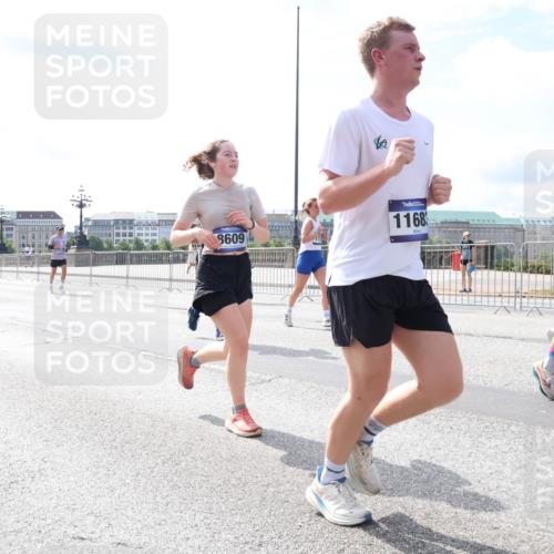 29.06.2025 - hella hamburg halbmarathon Lena Gebhardt http://msf.ph/oto/8375460 29.06.2025 10:15:09 Lombardsbrücke 2140, 8609, 1168, 1071, 1296, 1379, 1524, 1575, 1745, 2046, 2140, 2281, 2601, 2690, 2720, 3025, 3454, 3507, 3509, 3513, 3650, 3691, 3844, 4495, 4641, 5271, 5608, 5800, 5981, 5986, 6181, 6248, 6317, 6935, 7195, 7439, 7452, 7809, 7810, 7881, 8055, 8237, 8239, 8256, 8275, 8522, 8563, 8609, 8755, 8854, 9113, 9173, 9307, 9423, 9556, 9663, 9709, 9847, 9911, 9975, 9997, 10391, 10589, 10717, 10858, 10963, 11271, 11598, 12457, 13453, 13500, 15150, 15740 meine-sportfotos.de