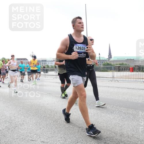 29.06.2025 - hella hamburg halbmarathon Lena Gebhardt http://msf.ph/oto/8375482 29.06.2025 10:39:58 Lombardsbrücke 8622, 18157, 11874, 3644, 12631, 1058, 1076, 1291, 1586, 1691, 1899, 2019, 2254, 2313, 2515, 2572, 2578, 2866, 2888, 2976, 3046, 3237, 3515, 3607, 3808, 3882, 3883, 3884, 4173, 4271, 4298, 4471, 4609, 4752, 5045, 5229, 5263, 5654, 5701, 5877, 5901, 6097, 6427, 6428, 6548, 6698, 6719, 6726, 6739, 6750, 6866, 6876, 6890, 6920, 7045, 7053, 7125, 7174, 7199, 7429, 7455, 7456, 7675, 7850, 8107, 8612, 8995, 9569, 9698, 9747, 9777, 10441 meine-sportfotos.de