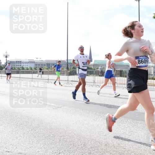 29.06.2025 - hella hamburg halbmarathon Lena Gebhardt http://msf.ph/oto/8375669 29.06.2025 10:15:10 Lombardsbrücke 2140, 3513, 9975, 8609, 1071, 1296, 1379, 1524, 1575, 1745, 2046, 2140, 2281, 2601, 2690, 2720, 3025, 3454, 3507, 3509, 3513, 3650, 3691, 3844, 4495, 4641, 5271, 5608, 5800, 5981, 5986, 6181, 6248, 6317, 6935, 7195, 7439, 7452, 7809, 7810, 7881, 8055, 8237, 8239, 8256, 8275, 8522, 8563, 8609, 8755, 8854, 9113, 9173, 9307, 9423, 9556, 9709, 9847, 9911, 9975, 9997, 10391, 10589, 10717, 10858, 10963, 11271, 11598, 12457, 12521, 13197, 13453, 13500, 15150, 15740 meine-sportfotos.de