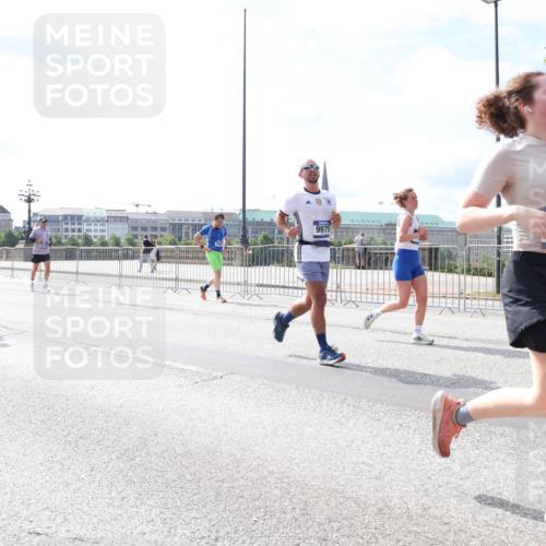 29.06.2025 - hella hamburg halbmarathon Lena Gebhardt http://msf.ph/oto/8375748 29.06.2025 10:15:10 Lombardsbrücke 2140, 3513, 9975, 609, 1071, 1296, 1379, 1524, 1575, 1745, 2046, 2140, 2281, 2601, 2690, 2720, 3025, 3454, 3507, 3509, 3513, 3650, 3691, 3844, 4495, 4641, 5271, 5608, 5800, 5981, 5986, 6181, 6248, 6317, 6935, 7195, 7439, 7452, 7809, 7810, 7881, 8055, 8237, 8239, 8256, 8275, 8522, 8563, 8609, 8755, 8854, 9113, 9173, 9307, 9423, 9556, 9709, 9847, 9911, 9975, 9997, 10391, 10589, 10717, 10858, 10963, 11271, 11598, 12457, 12521, 13197, 13453, 13500, 15150, 15740 meine-sportfotos.de