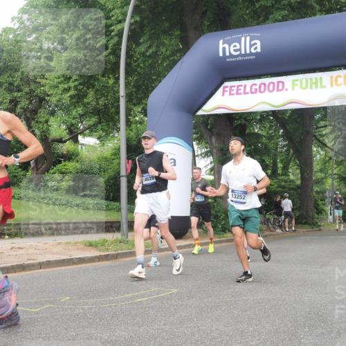 29.06.2025 - hella hamburg halbmarathon KatJ http://msf.ph/oto/8375790 29.06.2025 10:24:26 Zwischen KM18-KM19 1562, 1889, 4944, 5554 meine-sportfotos.de