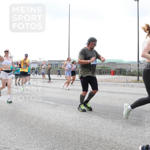 29.06.2025 - hella hamburg halbmarathon Lena Gebhardt http://msf.ph/oto/8375792 29.06.2025 10:39:59 Lombardsbrücke 6698, 1874, 3881, 371, 1058, 1076, 1291, 1586, 1691, 1899, 2019, 2254, 2313, 2515, 2572, 2578, 2866, 2888, 2976, 3046, 3237, 3515, 3607, 3808, 3882, 3883, 3884, 4173, 4271, 4298, 4471, 4609, 4752, 4756, 5045, 5113, 5229, 5263, 5351, 5352, 5654, 5701, 5877, 5901, 6097, 6427, 6428, 6548, 6698, 6719, 6726, 6739, 6750, 6866, 6876, 6890, 6920, 7045, 7053, 7125, 7174, 7199, 7429, 7455, 7456, 7675, 7850, 8107, 8612, 8995, 9569, 9747, 9777, 10441 meine-sportfotos.de