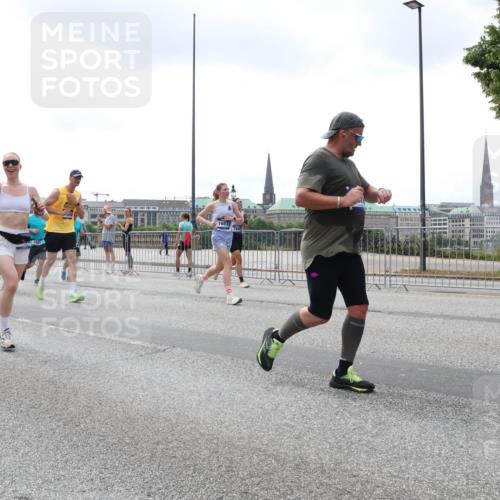 29.06.2025 - hella hamburg halbmarathon Lena Gebhardt http://msf.ph/oto/8375881 29.06.2025 10:39:59 Lombardsbrücke 6698, 16532, 8, 1058, 1076, 1291, 1586, 1691, 1899, 2019, 2254, 2313, 2515, 2572, 2578, 2866, 2888, 2976, 3046, 3237, 3515, 3607, 3808, 3882, 3883, 3884, 4173, 4271, 4298, 4471, 4609, 4752, 4756, 5045, 5113, 5229, 5263, 5351, 5352, 5654, 5701, 5877, 5901, 6097, 6427, 6428, 6548, 6698, 6719, 6726, 6739, 6750, 6866, 6876, 6890, 6920, 7045, 7053, 7125, 7174, 7199, 7429, 7455, 7456, 7675, 7850, 8107, 8612, 8995, 9569, 9747, 9777, 10441 meine-sportfotos.de
