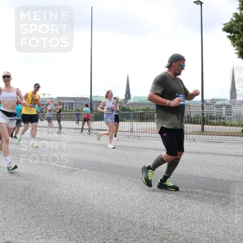 29.06.2025 - hella hamburg halbmarathon Lena Gebhardt http://msf.ph/oto/8375962 29.06.2025 10:39:59 Lombardsbrücke 6698, 1058, 1076, 1291, 1586, 1691, 1899, 2019, 2254, 2313, 2515, 2572, 2578, 2866, 2888, 2976, 3046, 3237, 3515, 3607, 3808, 3882, 3883, 3884, 4173, 4271, 4298, 4471, 4609, 4752, 4756, 5045, 5113, 5229, 5263, 5351, 5352, 5654, 5701, 5877, 5901, 6097, 6427, 6428, 6548, 6698, 6719, 6726, 6739, 6750, 6866, 6876, 6890, 6920, 7045, 7053, 7125, 7174, 7199, 7429, 7455, 7456, 7675, 7850, 8107, 8612, 8995, 9569, 9747, 9777, 10441 meine-sportfotos.de