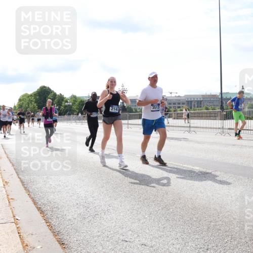 29.06.2025 - hella hamburg halbmarathon Lena Gebhardt http://msf.ph/oto/8376001 29.06.2025 10:15:11 Lombardsbrücke 5317, 823, 2140, 3513, 1071, 1296, 1379, 1524, 1575, 1745, 2046, 2140, 2281, 2601, 2690, 2720, 3025, 3454, 3507, 3509, 3513, 3650, 3691, 3844, 4495, 4641, 5271, 5608, 5800, 5981, 5986, 6181, 6248, 6317, 6935, 7195, 7439, 7452, 7809, 7810, 7881, 8055, 8237, 8239, 8256, 8275, 8522, 8563, 8609, 8755, 8854, 9113, 9173, 9307, 9423, 9847, 9911, 9975, 9997, 10391, 10589, 10717, 10858, 10963, 11271, 11598, 12457, 12521, 13197, 13453, 13500, 15150, 15740 meine-sportfotos.de