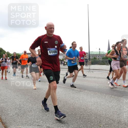 29.06.2025 - hella hamburg halbmarathon Lena Gebhardt http://msf.ph/oto/8376119 29.06.2025 10:49:13 Lombardsbrücke 17287, 11601, 3253, 96, 6566, 3088, 11192, 1525, 1625, 2067, 2160, 2395, 2527, 2541, 2713, 2792, 2927, 3070, 3086, 3183, 3215, 3232, 3253, 3383, 3943, 4403, 4525, 4527, 4589, 4769, 4809, 5106, 5118, 5463, 5479, 5480, 5551, 6015, 6191, 6437, 6566, 6979, 6989, 7062, 7301, 7650, 7931, 7936, 8549, 9245, 9261, 9341, 9359, 9552, 10033, 10038, 10081, 10130, 10333, 10479, 10524, 10656, 10782, 10785, 11000, 11031, 11192, 11364, 11365, 11558 meine-sportfotos.de