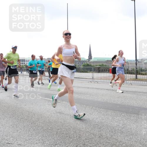 29.06.2025 - hella hamburg halbmarathon Lena Gebhardt http://msf.ph/oto/8376146 29.06.2025 10:40:00 Lombardsbrücke 18157, 11874, 6698, 1018, 1037, 1058, 1076, 1291, 1586, 1691, 1899, 2019, 2109, 2254, 2313, 2515, 2572, 2578, 2866, 2888, 2976, 3046, 3237, 3515, 3607, 3808, 3882, 3883, 3884, 4173, 4271, 4298, 4471, 4609, 4752, 4756, 5045, 5113, 5229, 5263, 5351, 5352, 5654, 5701, 5877, 5901, 6097, 6427, 6428, 6548, 6673, 6698, 6719, 6726, 6739, 6750, 6866, 6876, 6890, 6920, 7045, 7053, 7125, 7174, 7199, 7429, 7455, 7456, 7675, 7850, 8107, 8612, 9569, 9747, 9777, 10441 meine-sportfotos.de
