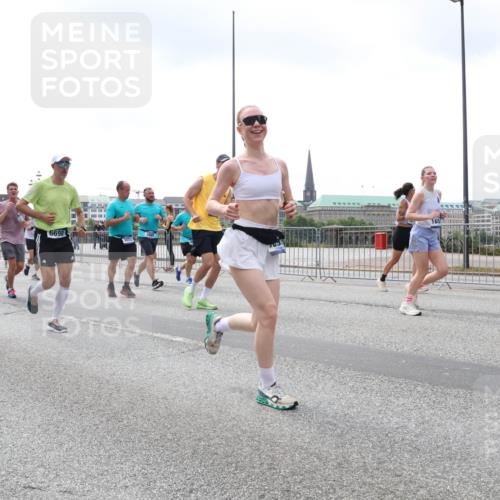 29.06.2025 - hella hamburg halbmarathon Lena Gebhardt http://msf.ph/oto/8376269 29.06.2025 10:40:00 Lombardsbrücke 18157, 11874, 6698, 1018, 1037, 1058, 1076, 1291, 1586, 1691, 1899, 2019, 2109, 2254, 2313, 2515, 2572, 2578, 2866, 2888, 2976, 3046, 3237, 3515, 3607, 3808, 3882, 3883, 3884, 4173, 4271, 4298, 4471, 4609, 4752, 4756, 5045, 5113, 5229, 5263, 5351, 5352, 5654, 5701, 5877, 5901, 6097, 6427, 6428, 6548, 6673, 6698, 6719, 6726, 6739, 6750, 6866, 6876, 6890, 6920, 7045, 7053, 7125, 7174, 7199, 7429, 7455, 7456, 7675, 7850, 8107, 8612, 9569, 9747, 9777, 10441 meine-sportfotos.de