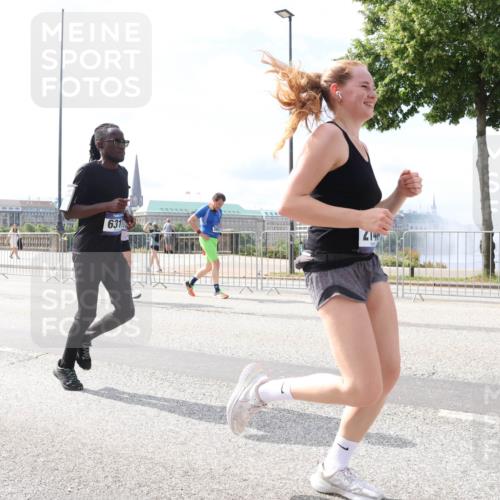 29.06.2025 - hella hamburg halbmarathon Lena Gebhardt http://msf.ph/oto/8376365 29.06.2025 10:15:13 Lombardsbrücke 631, 1071, 1296, 1379, 1524, 1575, 1745, 2046, 2140, 2281, 2601, 2690, 2720, 3025, 3454, 3507, 3509, 3513, 3650, 3691, 3844, 4495, 4641, 5271, 5608, 5739, 5800, 5986, 6181, 6248, 6317, 6935, 7195, 7439, 7452, 7809, 7810, 7881, 8055, 8237, 8239, 8256, 8275, 8522, 8563, 8609, 8854, 9113, 9173, 9307, 9423, 9847, 9911, 9975, 9997, 10391, 10589, 10717, 10858, 10963, 11271, 11598, 12457, 12521, 13197, 13453, 13500, 15150, 15740 meine-sportfotos.de