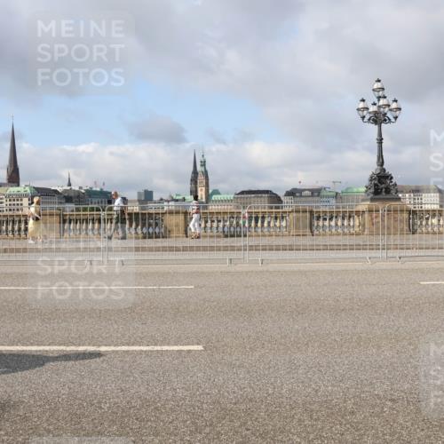 29.06.2025 - hella hamburg halbmarathon Lena Gebhardt http://msf.ph/oto/8376420 29.06.2025 08:51:25 Lombardsbrücke  meine-sportfotos.de