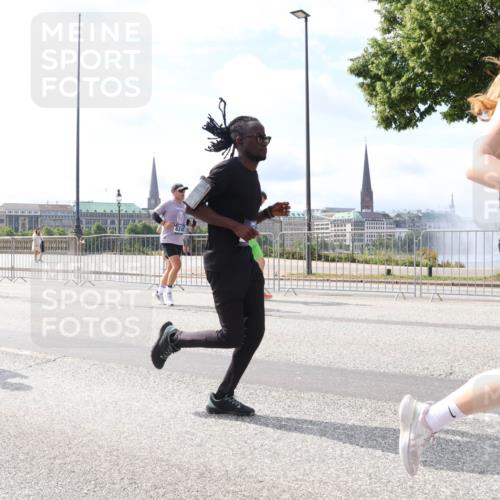 29.06.2025 - hella hamburg halbmarathon Lena Gebhardt http://msf.ph/oto/8376422 29.06.2025 10:15:13 Lombardsbrücke 8231, 1071, 1296, 1379, 1524, 1575, 1745, 2046, 2140, 2281, 2601, 2690, 2720, 3025, 3454, 3507, 3509, 3513, 3650, 3691, 3844, 4495, 4641, 5271, 5608, 5739, 5800, 5986, 6181, 6248, 6317, 6935, 7195, 7439, 7452, 7809, 7810, 7881, 8055, 8237, 8239, 8256, 8275, 8522, 8563, 8609, 8854, 9113, 9173, 9307, 9423, 9847, 9911, 9975, 9997, 10391, 10589, 10717, 10858, 10963, 11271, 11598, 12457, 12521, 13197, 13453, 13500, 15150, 15740 meine-sportfotos.de