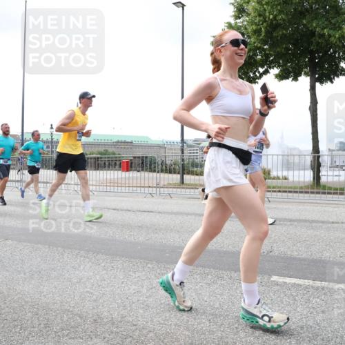 29.06.2025 - hella hamburg halbmarathon Lena Gebhardt http://msf.ph/oto/8376482 29.06.2025 10:40:00 Lombardsbrücke 6698, 1018, 1037, 1058, 1076, 1291, 1586, 1691, 1899, 2019, 2109, 2254, 2313, 2515, 2572, 2578, 2866, 2888, 2976, 3046, 3237, 3515, 3607, 3808, 3882, 3883, 3884, 4173, 4271, 4298, 4471, 4609, 4752, 4756, 5045, 5113, 5229, 5263, 5351, 5352, 5654, 5701, 5877, 5901, 6097, 6427, 6428, 6548, 6673, 6698, 6719, 6726, 6739, 6750, 6866, 6876, 6890, 6920, 7045, 7053, 7125, 7174, 7199, 7429, 7455, 7456, 7675, 7850, 8107, 8612, 9569, 9747, 9777, 10441 meine-sportfotos.de