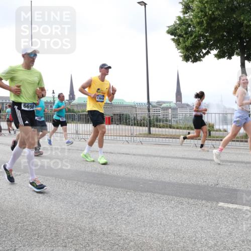 29.06.2025 - hella hamburg halbmarathon Lena Gebhardt http://msf.ph/oto/8376524 29.06.2025 10:40:01 Lombardsbrücke 6698, 13644, 1018, 1037, 1058, 1076, 1291, 1586, 1691, 1899, 2019, 2109, 2254, 2313, 2515, 2572, 2578, 2866, 2888, 2976, 3046, 3237, 3515, 3607, 3808, 3882, 3883, 3884, 4173, 4271, 4298, 4471, 4609, 4752, 4756, 5045, 5113, 5229, 5263, 5351, 5352, 5654, 5701, 5877, 5901, 6097, 6427, 6428, 6548, 6673, 6698, 6719, 6726, 6739, 6750, 6866, 6876, 6890, 6920, 7045, 7053, 7108, 7125, 7174, 7199, 7429, 7455, 7456, 7675, 7850, 8107, 8612, 9747, 9777, 10441 meine-sportfotos.de