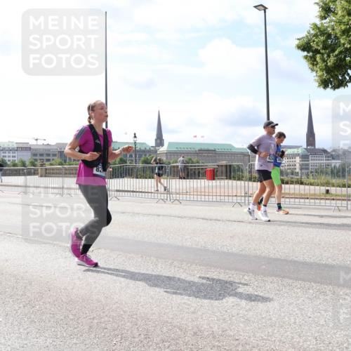 29.06.2025 - hella hamburg halbmarathon Lena Gebhardt http://msf.ph/oto/8376649 29.06.2025 10:15:14 Lombardsbrücke 624, 1071, 1296, 1379, 1524, 1575, 1745, 2046, 2140, 2281, 2601, 2690, 2720, 3025, 3454, 3507, 3509, 3513, 3650, 3691, 3844, 4495, 4641, 5271, 5608, 5739, 5800, 5986, 6181, 6248, 6317, 7195, 7439, 7452, 7809, 7810, 7881, 8055, 8237, 8239, 8256, 8275, 8522, 8563, 8609, 8854, 9113, 9173, 9307, 9423, 9847, 9911, 9975, 9997, 10391, 10589, 10717, 10858, 10963, 11271, 11598, 12457, 12521, 13197, 13453, 13500, 15150, 15740 meine-sportfotos.de