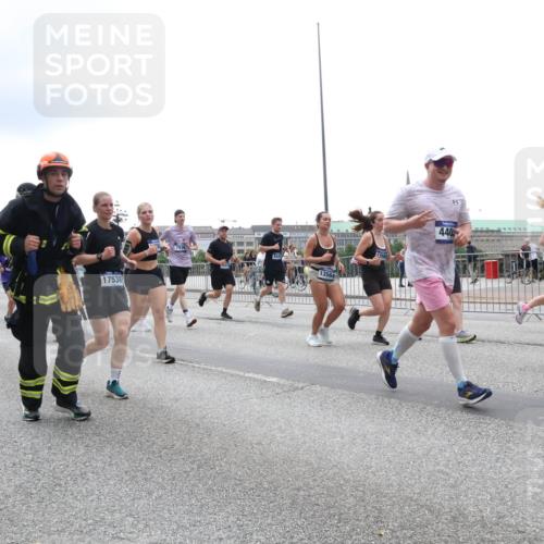 29.06.2025 - hella hamburg halbmarathon Lena Gebhardt http://msf.ph/oto/8376672 29.06.2025 10:49:18 Lombardsbrücke 1601, 15176, 1541, 13564, 17538, 440, 1525, 1625, 1805, 2067, 2160, 2395, 2527, 2541, 2668, 2713, 2792, 2927, 3070, 3086, 3183, 3215, 3232, 3253, 3383, 3943, 4403, 4525, 4527, 4589, 4769, 4809, 5106, 5118, 5463, 5479, 5480, 5551, 6015, 6191, 6437, 6566, 6979, 6989, 7062, 7301, 7650, 7931, 7936, 8549, 9245, 9261, 9341, 9359, 10033, 10038, 10081, 10130, 10333, 10479, 10782, 10785, 11000, 11031, 11192, 11558, 11631 meine-sportfotos.de
