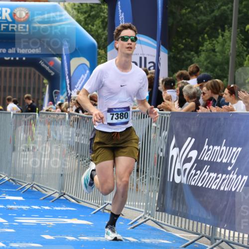 29.06.2025 - hella hamburg halbmarathon Strokosch-Dieckow http://msf.ph/oto/8376731 29.06.2025 10:26:22 Ziel 7380, 14728, 17040 meine-sportfotos.de