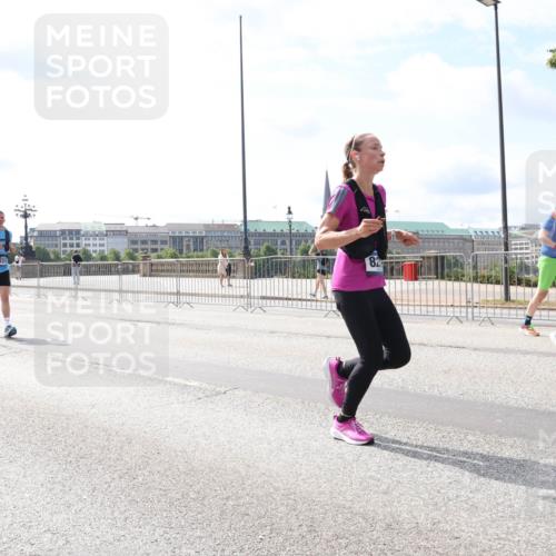 29.06.2025 - hella hamburg halbmarathon Lena Gebhardt http://msf.ph/oto/8376736 29.06.2025 10:15:14 Lombardsbrücke 82, 1071, 1296, 1379, 1524, 1575, 1745, 2046, 2140, 2281, 2601, 2690, 2720, 3025, 3454, 3507, 3509, 3513, 3650, 3691, 3844, 4495, 4641, 5271, 5608, 5739, 5800, 5986, 6181, 6248, 6317, 7195, 7439, 7452, 7809, 7810, 7881, 8055, 8237, 8239, 8256, 8275, 8522, 8563, 8609, 8854, 9113, 9173, 9307, 9423, 9847, 9911, 9975, 9997, 10391, 10589, 10717, 10858, 10963, 11271, 11598, 12457, 12521, 13197, 13453, 13500, 15150, 15740 meine-sportfotos.de