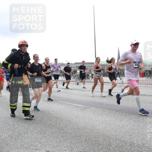 29.06.2025 - hella hamburg halbmarathon Lena Gebhardt http://msf.ph/oto/8376759 29.06.2025 10:49:18 Lombardsbrücke 16012, 15176, 1541, 17538, 8549, 13564, 13565, 440, 5118, 1525, 1625, 1805, 2067, 2160, 2395, 2527, 2541, 2668, 2713, 2792, 2927, 3070, 3086, 3183, 3215, 3232, 3253, 3383, 3943, 4403, 4525, 4527, 4589, 4769, 4809, 5106, 5118, 5463, 5479, 5480, 5551, 6015, 6191, 6437, 6566, 6979, 6989, 7062, 7301, 7650, 7931, 7936, 8549, 9245, 9261, 9341, 9359, 10033, 10038, 10081, 10130, 10333, 10479, 10782, 10785, 11000, 11031, 11192, 11558, 11631 meine-sportfotos.de