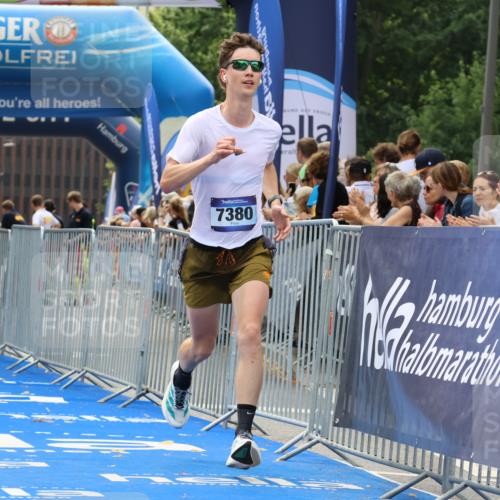 29.06.2025 - hella hamburg halbmarathon Strokosch-Dieckow http://msf.ph/oto/8376772 29.06.2025 10:26:22 Ziel 7380, 14728, 17040 meine-sportfotos.de