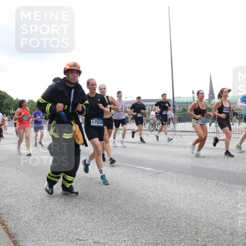 29.06.2025 - hella hamburg halbmarathon Lena Gebhardt http://msf.ph/oto/8376843 29.06.2025 10:49:19 Lombardsbrücke 15411, 5176, 17538, 13564, 16012, 13565, 216, 1525, 1625, 1805, 2067, 2160, 2395, 2527, 2541, 2668, 2713, 2792, 2927, 3070, 3086, 3183, 3215, 3232, 3253, 3383, 3943, 4403, 4525, 4527, 4589, 4769, 4809, 5106, 5118, 5463, 5479, 5480, 5551, 6015, 6191, 6437, 6566, 6979, 6989, 7062, 7301, 7650, 7931, 7936, 8549, 9245, 9261, 9341, 9359, 10033, 10038, 10081, 10130, 10333, 10479, 10782, 10785, 11000, 11031, 11192, 11558, 11631 meine-sportfotos.de