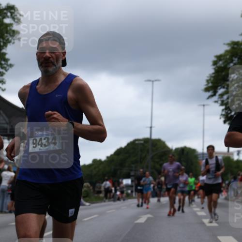 29.06.2025 - hella hamburg halbmarathon Yannick Fuchs http://msf.ph/oto/8376874 29.06.2025 10:54:24 20KM 1681, 2011, 2091, 2167, 2363, 2730, 4013, 6309, 7065, 8003, 8191, 8421, 8422, 8509, 8923, 9006, 9434, 10576, 11041, 11366, 11753, 11937, 12491, 13488, 13589, 14224, 14429, 14577, 15344, 15901, 16439, 17491, 17825, 17899, 18029, 18063, 18254, 18701, 19159, 19246 meine-sportfotos.de
