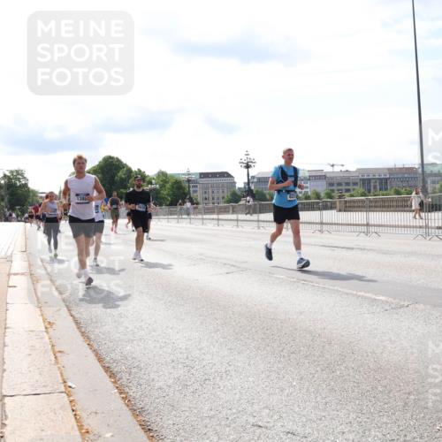 29.06.2025 - hella hamburg halbmarathon Lena Gebhardt http://msf.ph/oto/8376962 29.06.2025 10:15:15 Lombardsbrücke 1386, 1071, 1296, 1379, 1524, 1575, 1745, 2046, 2110, 2140, 2281, 2601, 2690, 2720, 3025, 3417, 3454, 3507, 3509, 3513, 3650, 3844, 4495, 4641, 5271, 5608, 5739, 5800, 5986, 6181, 6248, 6317, 7195, 7439, 7452, 7809, 7810, 7881, 8055, 8237, 8239, 8256, 8275, 8522, 8563, 8609, 8854, 9113, 9173, 9307, 9423, 9847, 9911, 9975, 9997, 10589, 10717, 10858, 10963, 11271, 11598, 12457, 12521, 13197, 13453, 13500, 15150, 15740 meine-sportfotos.de