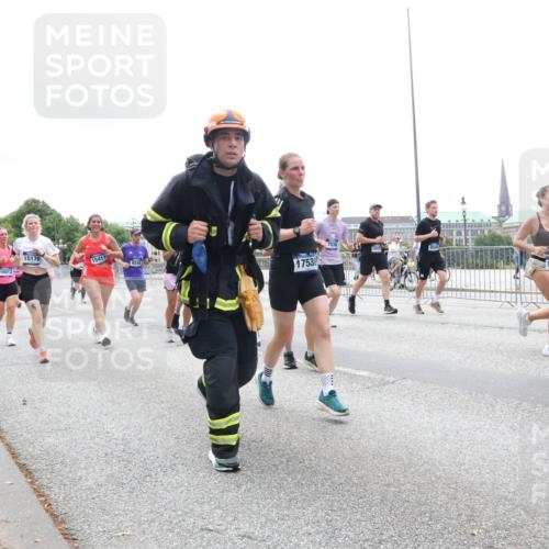 29.06.2025 - hella hamburg halbmarathon Lena Gebhardt http://msf.ph/oto/8376969 29.06.2025 10:49:19 Lombardsbrücke 16012, 15176, 15411, 9245, 17538, 7936, 13564, 21, 1525, 1625, 1805, 2067, 2160, 2395, 2527, 2541, 2668, 2713, 2792, 2927, 3070, 3086, 3183, 3215, 3232, 3253, 3383, 3943, 4403, 4525, 4527, 4589, 4769, 4809, 5106, 5118, 5463, 5479, 5480, 5551, 6015, 6191, 6437, 6566, 6979, 6989, 7062, 7301, 7650, 7931, 7936, 8549, 9245, 9261, 9341, 9359, 10033, 10038, 10081, 10130, 10333, 10479, 10782, 10785, 11000, 11031, 11192, 11558, 11631 meine-sportfotos.de