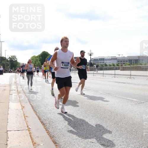 29.06.2025 - hella hamburg halbmarathon Lena Gebhardt http://msf.ph/oto/8376999 29.06.2025 10:15:16 Lombardsbrücke 13881, 3650, 1071, 1296, 1379, 1440, 1524, 1575, 1745, 2110, 2140, 2281, 2601, 2690, 2720, 3025, 3417, 3454, 3507, 3509, 3513, 3650, 3844, 4495, 4641, 5069, 5271, 5608, 5739, 5800, 5986, 6181, 6248, 6317, 7195, 7439, 7452, 7809, 7810, 7881, 8237, 8239, 8256, 8275, 8522, 8563, 8609, 8854, 9113, 9173, 9307, 9423, 9847, 9911, 9975, 9997, 10589, 10717, 10858, 10963, 11271, 11598, 12457, 12521, 13197, 13453, 13500, 15150, 15740 meine-sportfotos.de
