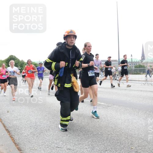 29.06.2025 - hella hamburg halbmarathon Lena Gebhardt http://msf.ph/oto/8377007 29.06.2025 10:49:19 Lombardsbrücke 17530, 1525, 1625, 1805, 2067, 2160, 2395, 2527, 2541, 2668, 2713, 2792, 2927, 3070, 3086, 3183, 3215, 3232, 3253, 3383, 3943, 4403, 4525, 4527, 4589, 4769, 4809, 5106, 5118, 5463, 5479, 5480, 5551, 6015, 6191, 6437, 6566, 6979, 6989, 7062, 7301, 7650, 7931, 7936, 8549, 9245, 9261, 9341, 9359, 10033, 10038, 10081, 10130, 10333, 10479, 10782, 10785, 11000, 11031, 11192, 11558, 11631 meine-sportfotos.de