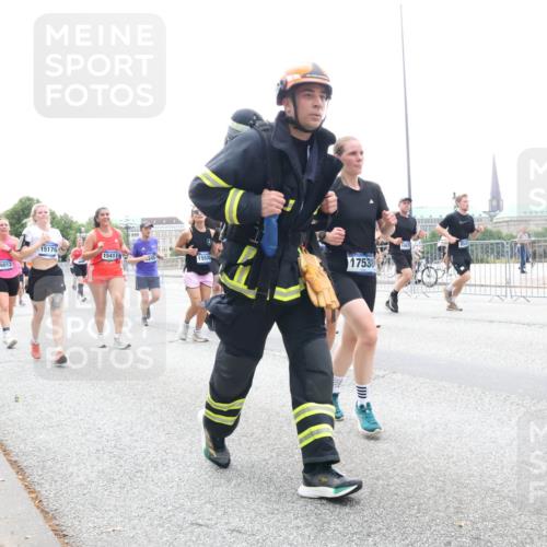 29.06.2025 - hella hamburg halbmarathon Lena Gebhardt http://msf.ph/oto/8377067 29.06.2025 10:49:19 Lombardsbrücke 16012, 15176, 15411, 15530, 17538, 2, 1047, 13564, 1525, 1625, 1805, 2067, 2160, 2395, 2527, 2541, 2668, 2713, 2792, 2927, 3070, 3086, 3183, 3215, 3232, 3253, 3383, 3943, 4403, 4525, 4527, 4589, 4769, 4809, 5106, 5118, 5463, 5479, 5480, 5551, 6015, 6191, 6437, 6566, 6979, 6989, 7062, 7301, 7650, 7931, 7936, 8549, 9245, 9261, 9341, 9359, 10033, 10038, 10081, 10130, 10333, 10479, 10782, 10785, 11000, 11031, 11192, 11558, 11631 meine-sportfotos.de