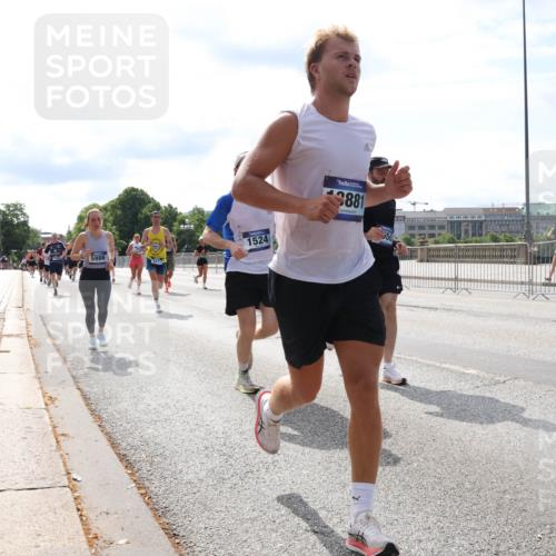 29.06.2025 - hella hamburg halbmarathon Lena Gebhardt http://msf.ph/oto/8377101 29.06.2025 10:15:17 Lombardsbrücke 5986, 527, 1524, 2881, 1071, 1296, 1379, 1440, 1524, 1575, 1745, 2110, 2140, 2281, 2601, 2690, 2720, 3025, 3417, 3507, 3509, 3513, 3650, 3844, 4495, 4641, 5069, 5271, 5608, 5739, 5800, 5986, 6181, 6248, 6317, 7195, 7439, 7452, 7809, 7810, 7881, 8237, 8239, 8256, 8275, 8522, 8563, 8609, 8854, 9113, 9173, 9307, 9423, 9847, 9911, 9975, 9997, 10589, 10717, 10775, 10858, 10963, 11271, 11598, 12457, 12521, 13197, 13453, 13500, 15150, 15740 meine-sportfotos.de