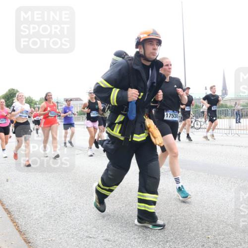 29.06.2025 - hella hamburg halbmarathon Lena Gebhardt http://msf.ph/oto/8377118 29.06.2025 10:49:19 Lombardsbrücke 15176, 15411, 9245, 15530, 17538, 16012, 10479, 13564, 1525, 1625, 1805, 2067, 2160, 2395, 2527, 2541, 2668, 2713, 2792, 2927, 3070, 3086, 3183, 3215, 3232, 3253, 3383, 3943, 4403, 4525, 4527, 4589, 4769, 4809, 5106, 5118, 5463, 5479, 5480, 5551, 6015, 6191, 6437, 6566, 6979, 6989, 7062, 7301, 7650, 7931, 7936, 8549, 9245, 9261, 9341, 9359, 10033, 10038, 10081, 10130, 10333, 10479, 10782, 10785, 11000, 11031, 11192, 11558, 11631 meine-sportfotos.de