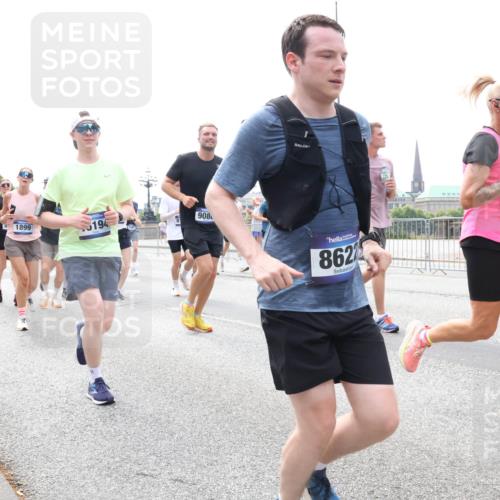 29.06.2025 - hella hamburg halbmarathon Lena Gebhardt http://msf.ph/oto/8377156 29.06.2025 10:40:02 Lombardsbrücke 1899, 194, 908, 862, 1187, 388, 1018, 1037, 1058, 1076, 1291, 1586, 1691, 1899, 2019, 2109, 2254, 2313, 2515, 2572, 2578, 2866, 2888, 2976, 3046, 3237, 3515, 3607, 3808, 3882, 3883, 3884, 4173, 4271, 4298, 4471, 4752, 4756, 5045, 5113, 5229, 5263, 5351, 5352, 5654, 5701, 5877, 5901, 6097, 6427, 6428, 6463, 6548, 6673, 6698, 6719, 6726, 6739, 6750, 6866, 6876, 6890, 6920, 7045, 7053, 7108, 7125, 7174, 7199, 7429, 7455, 7456, 7675, 7850, 8107, 8612, 9747, 10441 meine-sportfotos.de